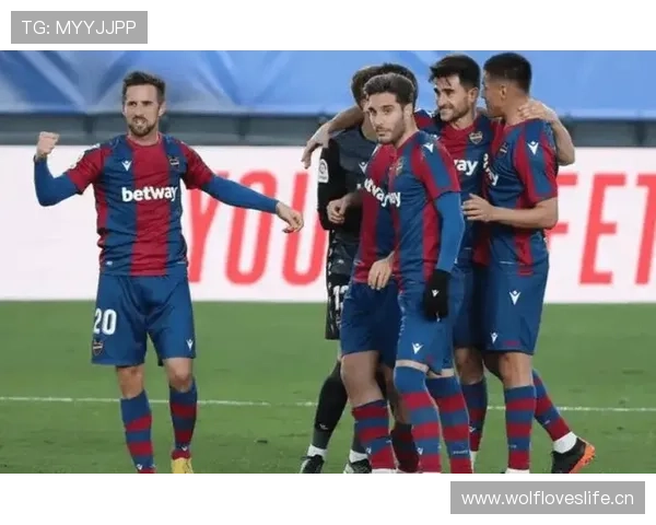 雷吉纳主帅战术风格解析：注重防守反击与中场控制