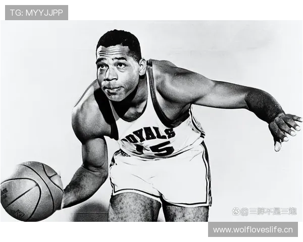 奥斯卡·罗伯特森无球跑动减少，组织重心前移改变进攻结构